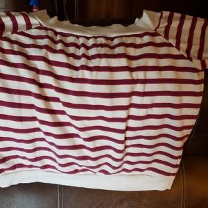 Sweatshirt, 3/4 sleeves, off shoulder.